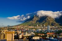 Stolová hora zahalená mlžným oparem v Kapském městě